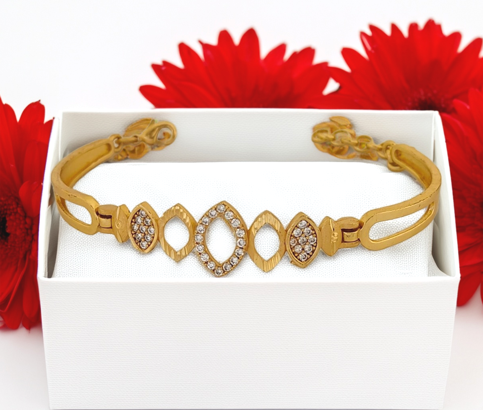 Jewels Kafe Gold Plated Anti-Tarnish Women's Bracelet Main image