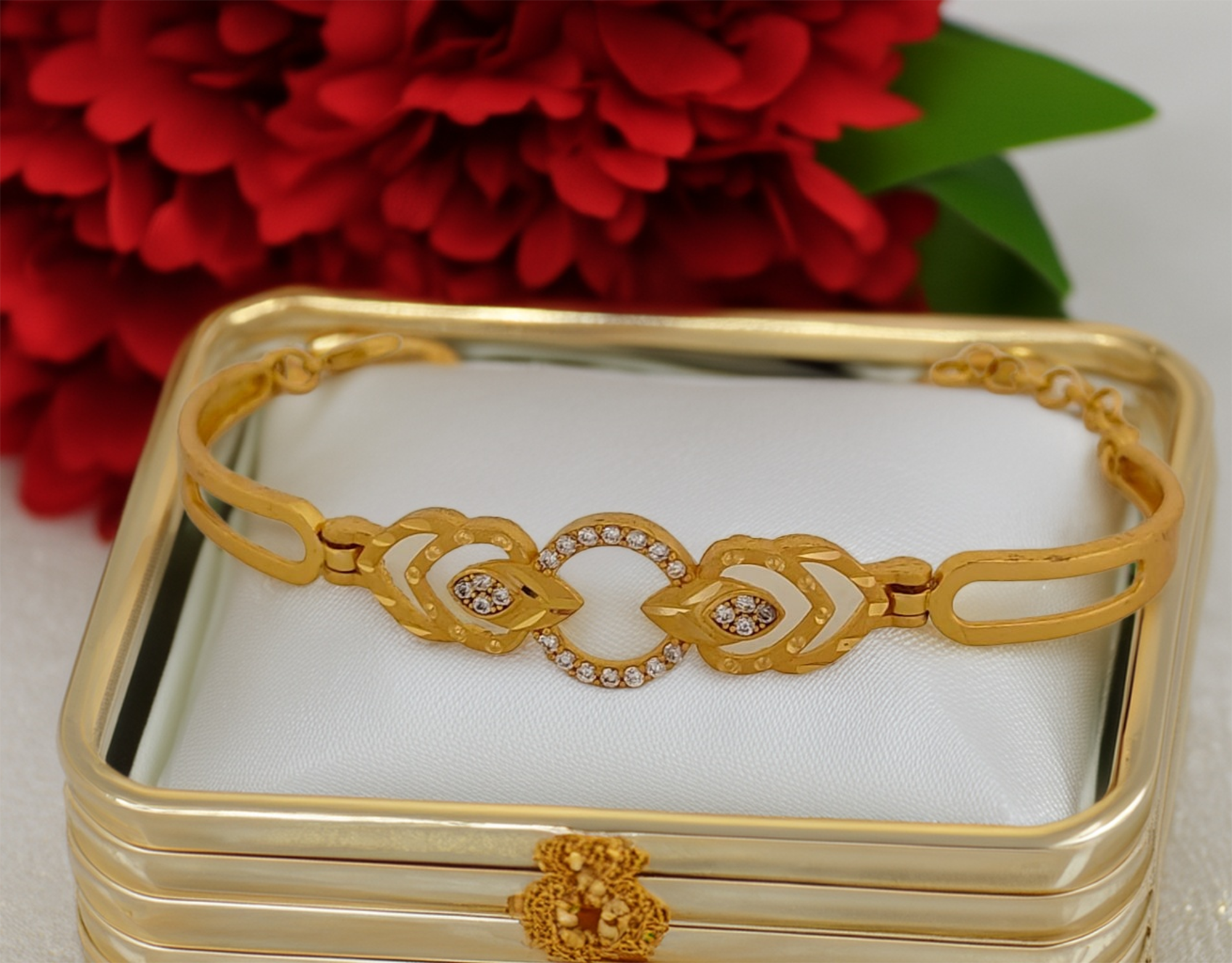 Jewels Kafe Gold Plated Anti-Tarnish Women's Bracelet Main image